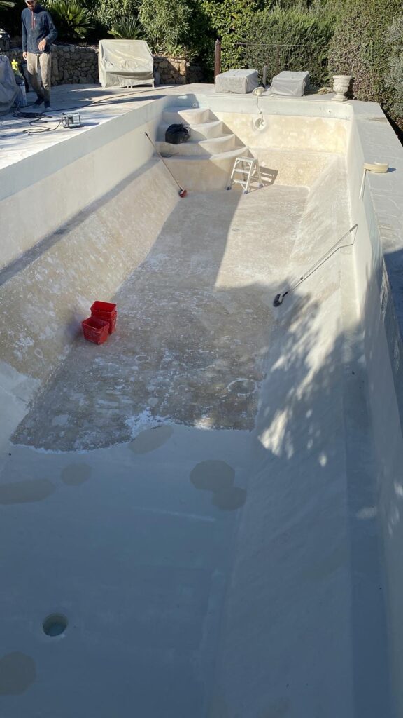 Piscine vidée et poncée avant la stratification polyester