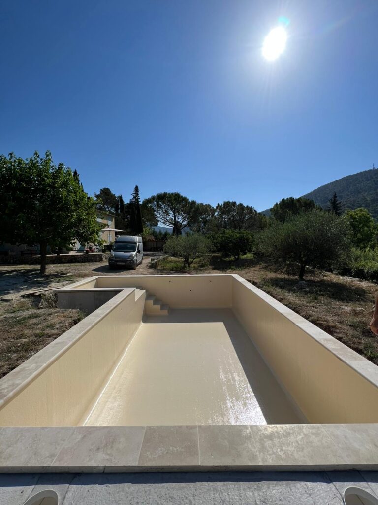 Piscine vidée après une nouvelle stratification en résine polyester