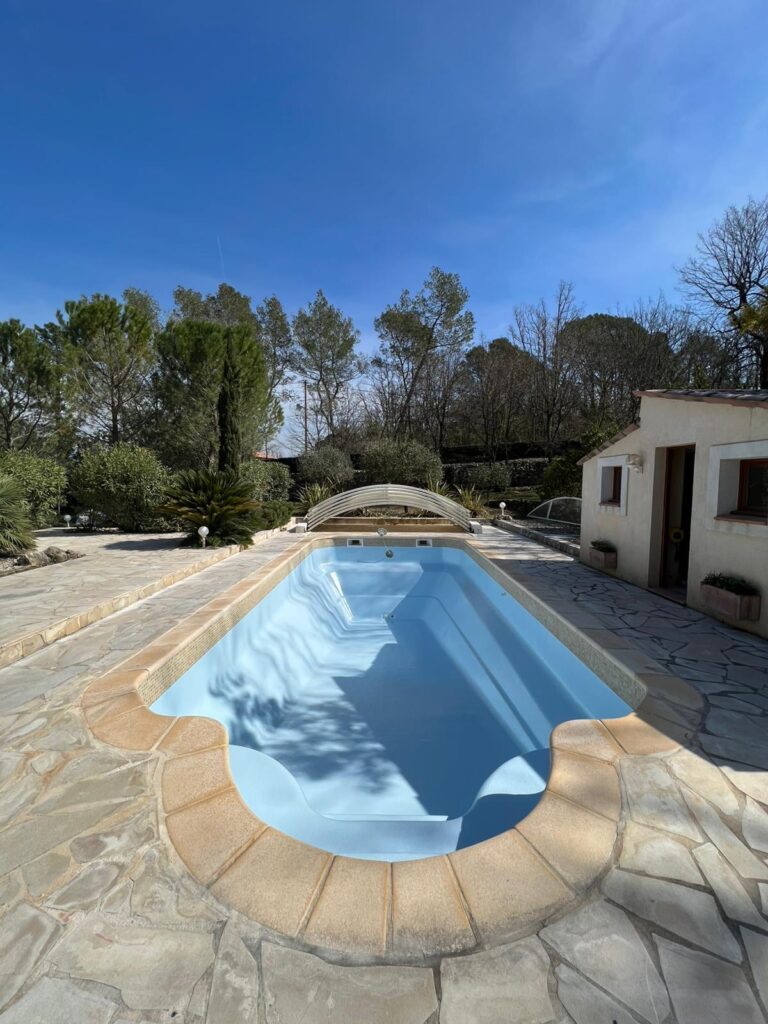 Piscine coque polyester rénovée avec un gelcoat bleu