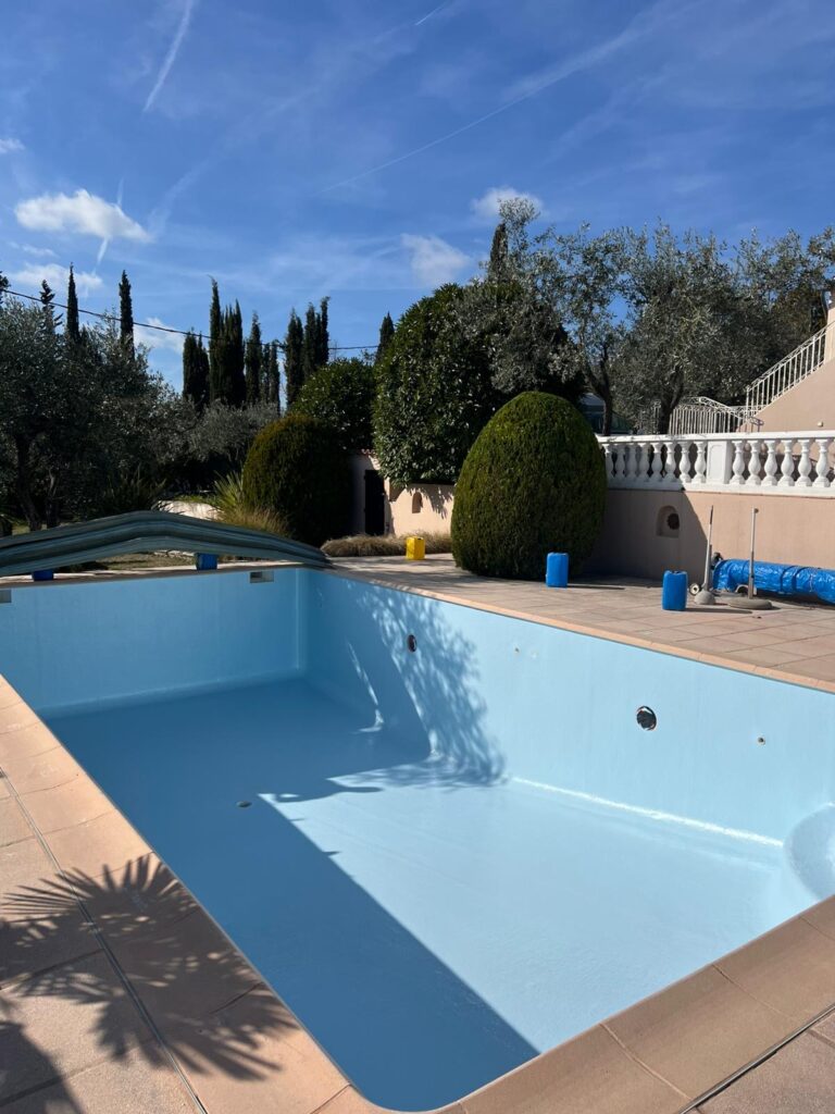 Piscine avec revêtement polyester bleu