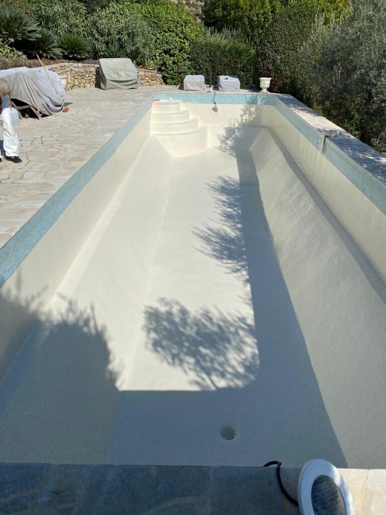 Piscine rectangulaire en polyester, finition sable